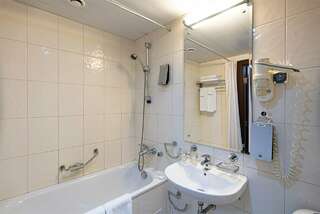 Гостиница Виктория Выборг Двухместный Стандартный номер с 2 отдельными/соединенными кроватями-5