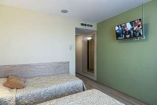 Гостиница Виктория Выборг Двухместный Стандартный номер с 2 отдельными/соединенными кроватями-4